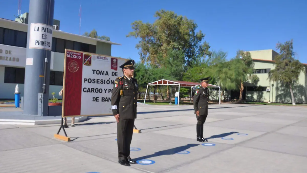 El coronel de caballería David González Carrasco (extrema derecha) tomó el mando de la base militar del 22 Regimiento de Caballería Motorizada