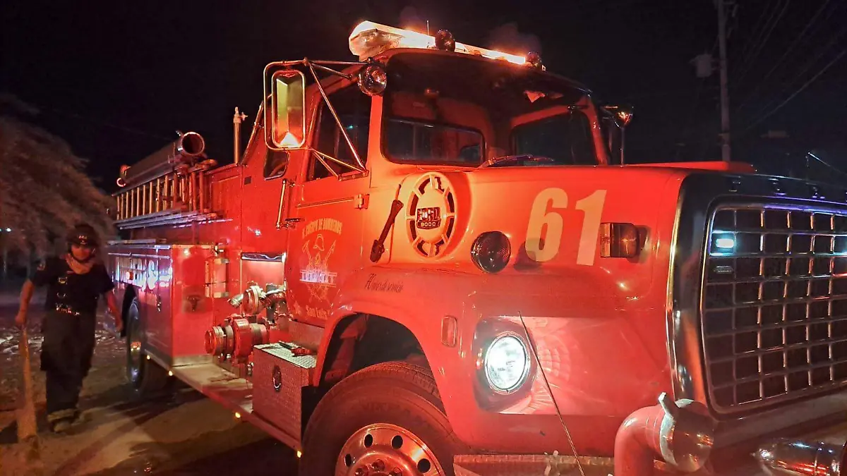 Atienden los Bomberos Voluntarios otro incendio en un domicilio del callejón Carranza entre calles 42 y 43, colonia 10 de Abril