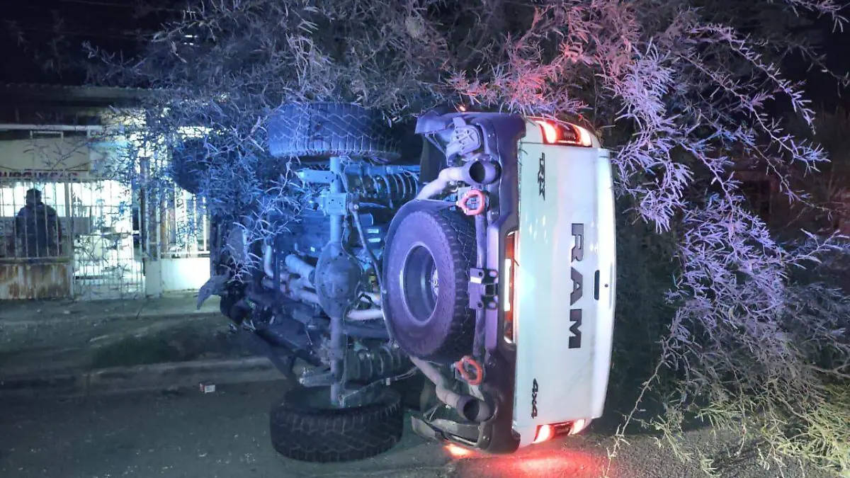 Así quedó le pick up Dodge Ram 2021 que chocó en la avenida Libertad y calle 22 contra un auto Ford Mustang 2001, donde resultó lesionado el conductor René