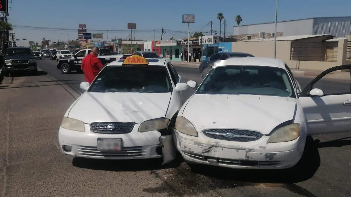 Al atravesársele en el crucero de la avenida Carranza y calle 26, la conductora de un auto Ford Taurus 2001 provocó el choque del taxi Nissan Sentra 2005, no siendo reportadas personas lesionadas.