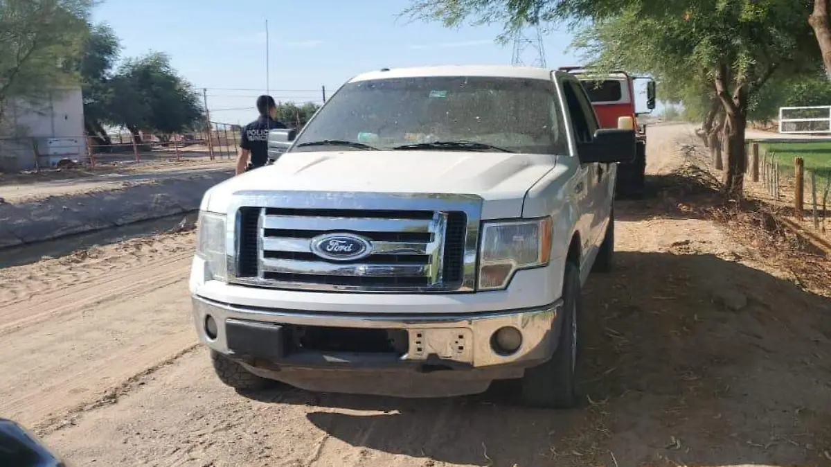 A la orilla del canal Sánchez, en el valle local, la policía encontró un pick up Ford 2013 que fue robado en Baja California