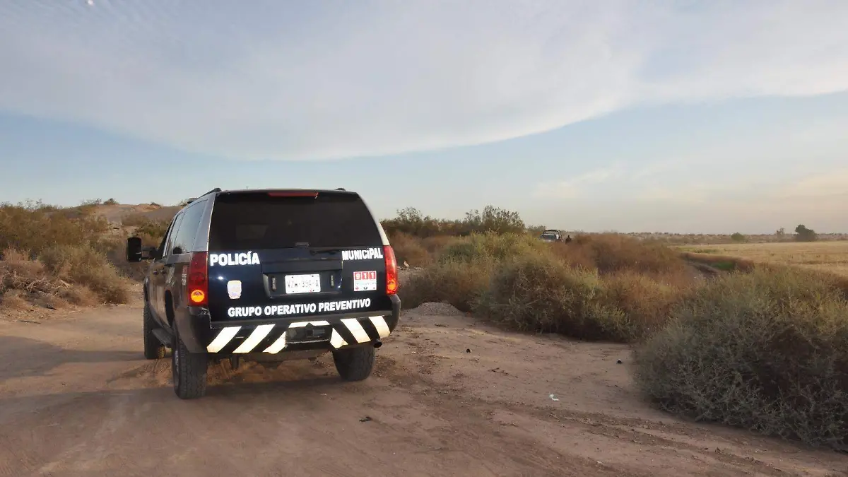 Hoy a mediodía fue localizado un cadáver enterrado a la altura de las lomas del ejido Islita, lo que está siendo investigado por la Policía Ministerial.