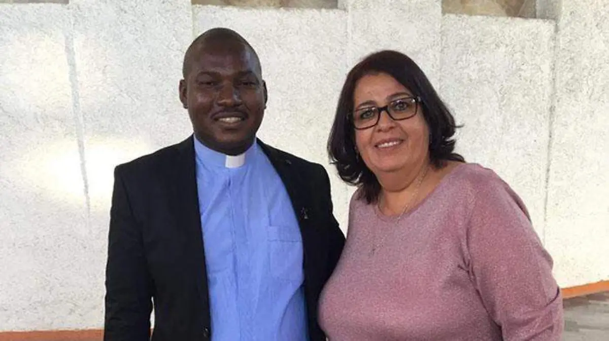 Violeta Ibarra González, con un sacerdote de África