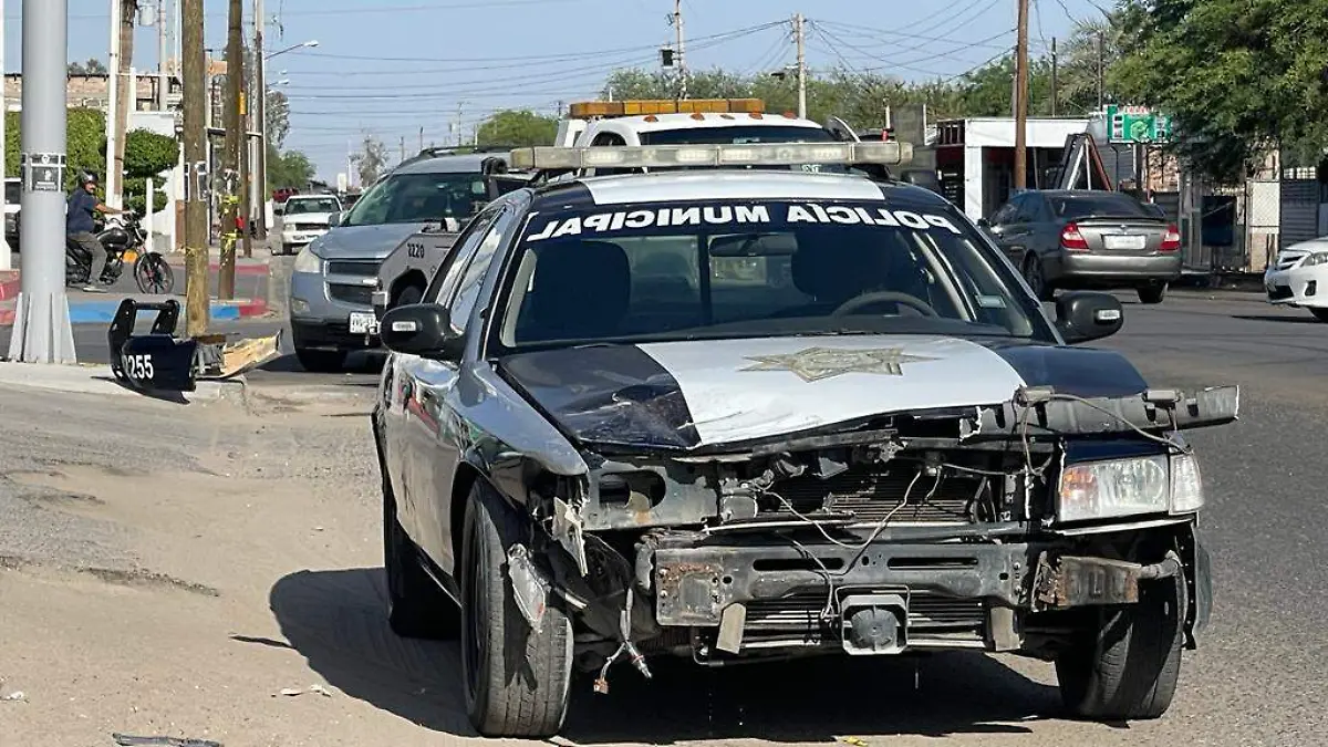 Por  avenida Nuevo León y calle 42, crucero de alta circulación vehicular, una patrulla de la Dirección de Policía y Tránsito Municipal chocó