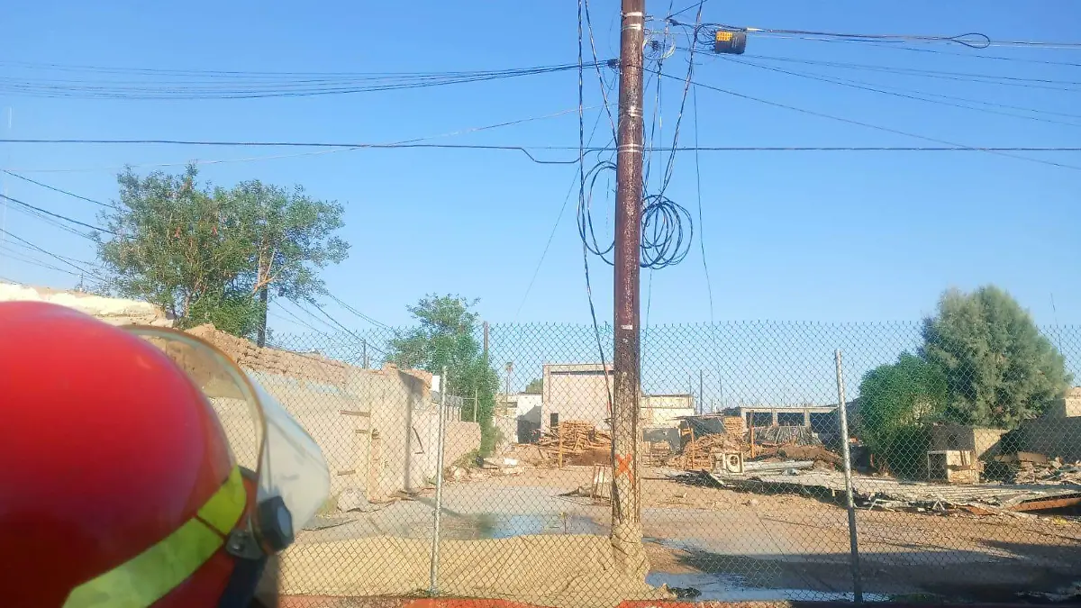 Bomberos Voluntarios acudieron hasta las inmediaciones de la aduana mexicana, a causa de que por corto circuito un poste de Comisión Federal de Electricidad comenzó a incendiarse