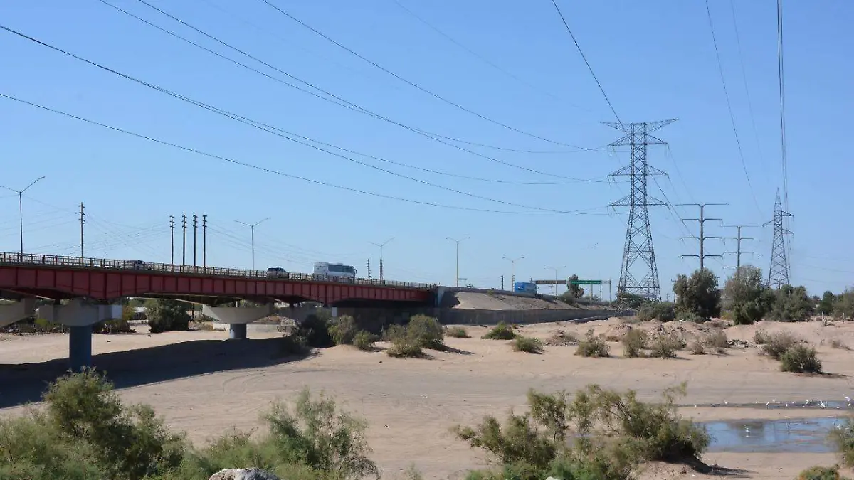 A pocos metros del puente Río Colorado, en las inmediaciones de la colonia Miguel Alemán, un hombre de aproximadamente 35 años fue asesinado a balazos