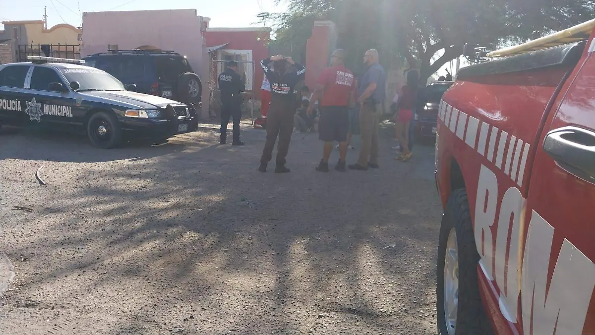 Bomberos Voluntarios rescataron en el fraccionamiento Nuevo Palmira, a un hombre que sufrió descarga eléctrica en el momento que podaba un árbol