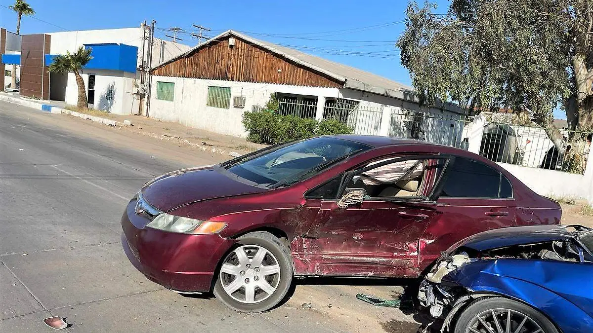 Muy dañados quedaron los autos que protagonizaron choque a la altura del callejón 5 de Mayo y calle 12