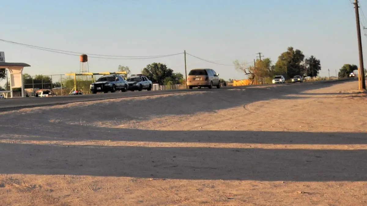 Por la carretera lateral del ejido San Luis esta mañana la policía localizó tres cuerpos sin vida con huellas de violencia, cerca de la carretera federal a Mexicali.