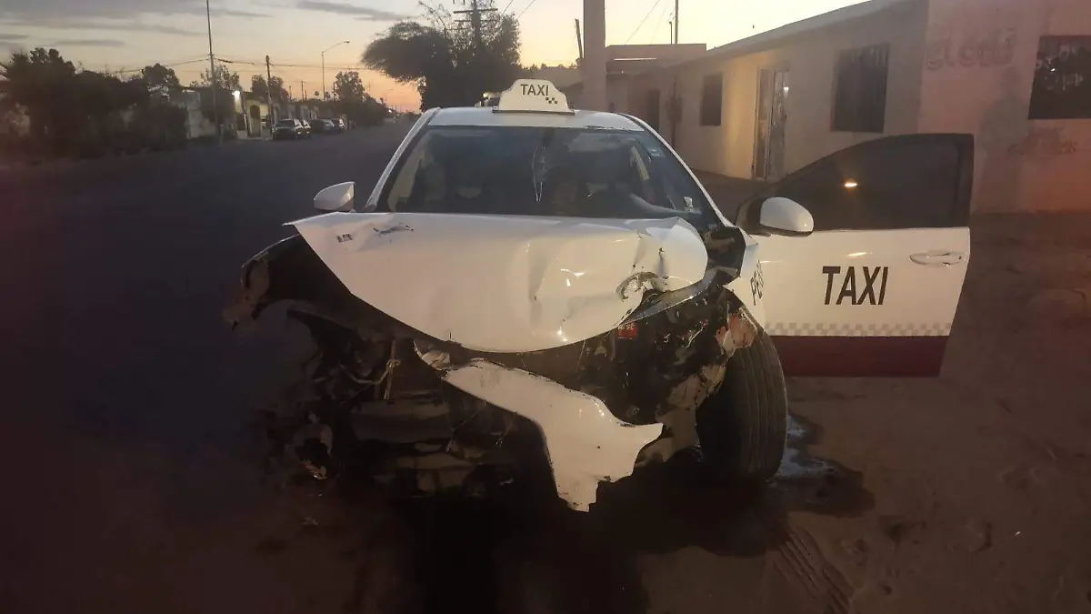 Muy lesionado resultó el taxista Guadalupe, de 53 años al chocar en la avenida Sinaloa y calle 9, contra un auto que se le atravesó
