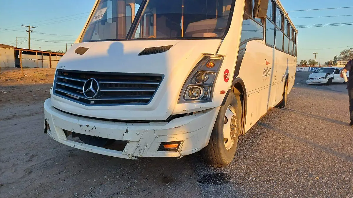 Un camión de pasajeros que no hizo alto en el crucero de La brecha y la Calzada Monterrey, colonia Topahue chocó contra un auto que reanudaba la marcha con preferencia