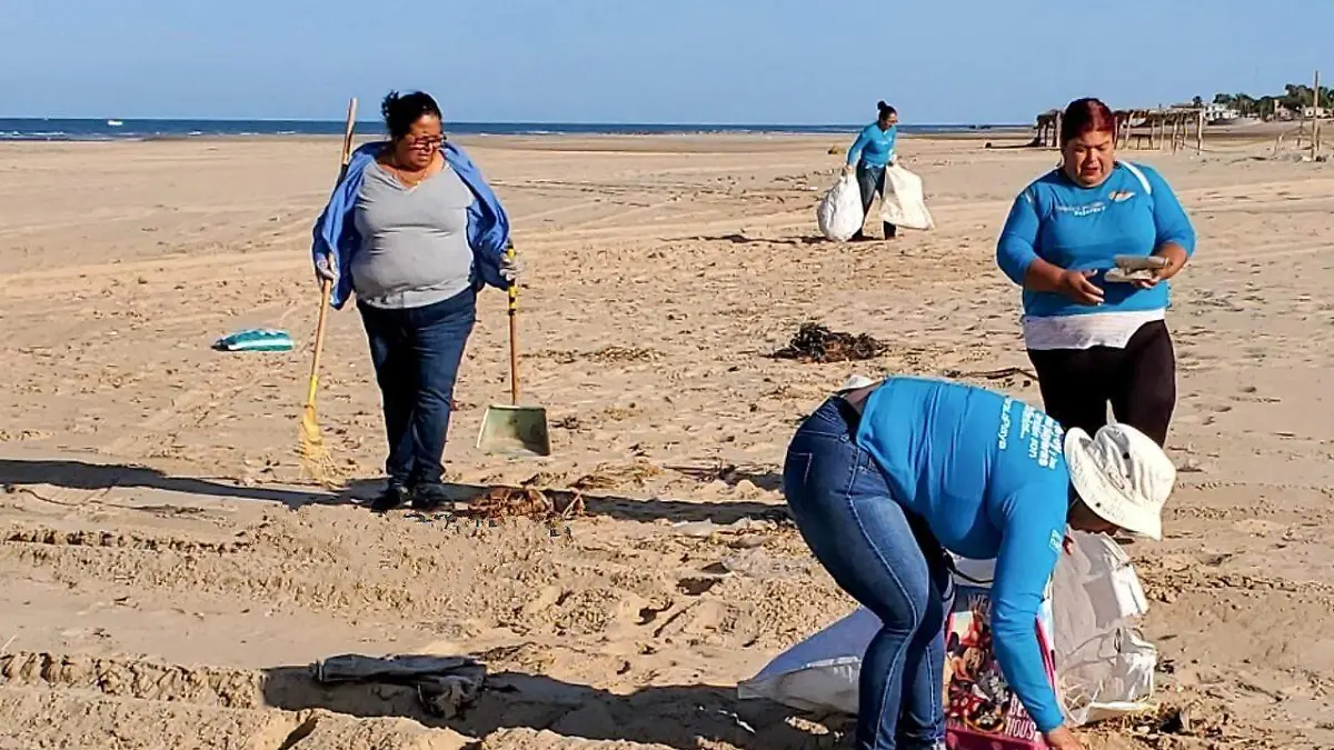 Un grupo de golfeñas se dieron a la tarea de recoger la basura acumulada a la orilla de la playa para evitar que llegue al mar