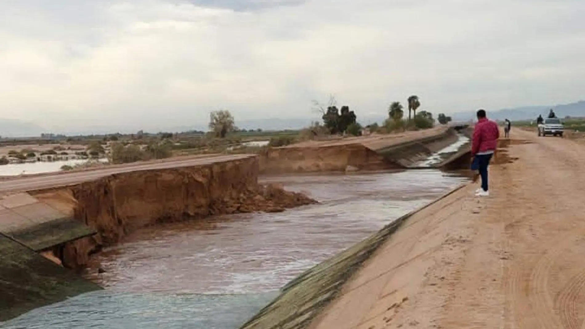 canal-desborde-riego-campo