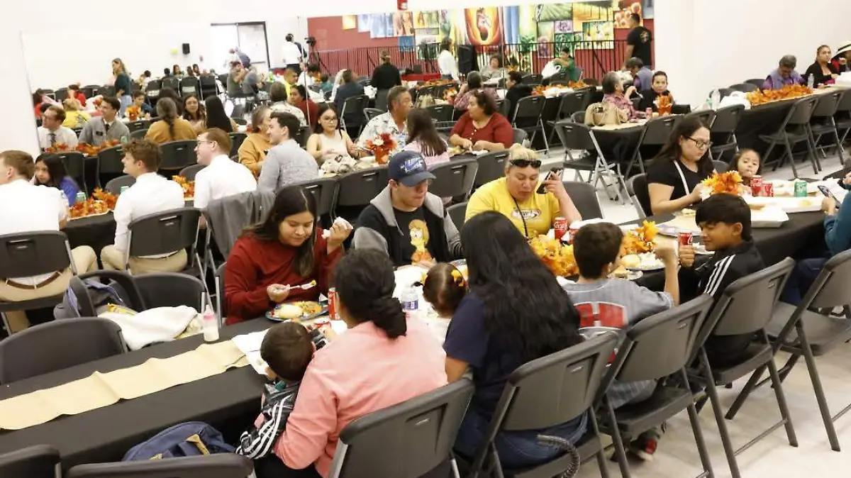 preparan la cena navideña en san Luis, Az, el 23 de diciembre, es en coordinacion con el Salvation Army (4)