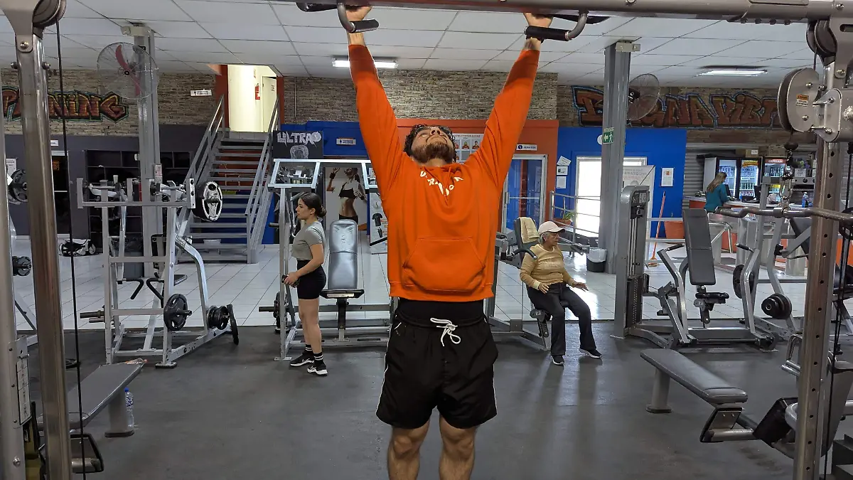 Joven haciendo ejercicio en gimnasio
