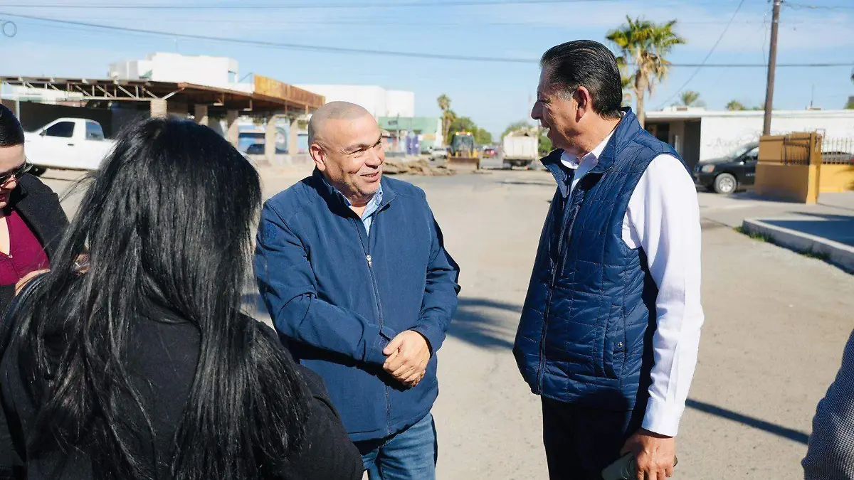 Supervisa alcalde arranque de construcción de pavimento