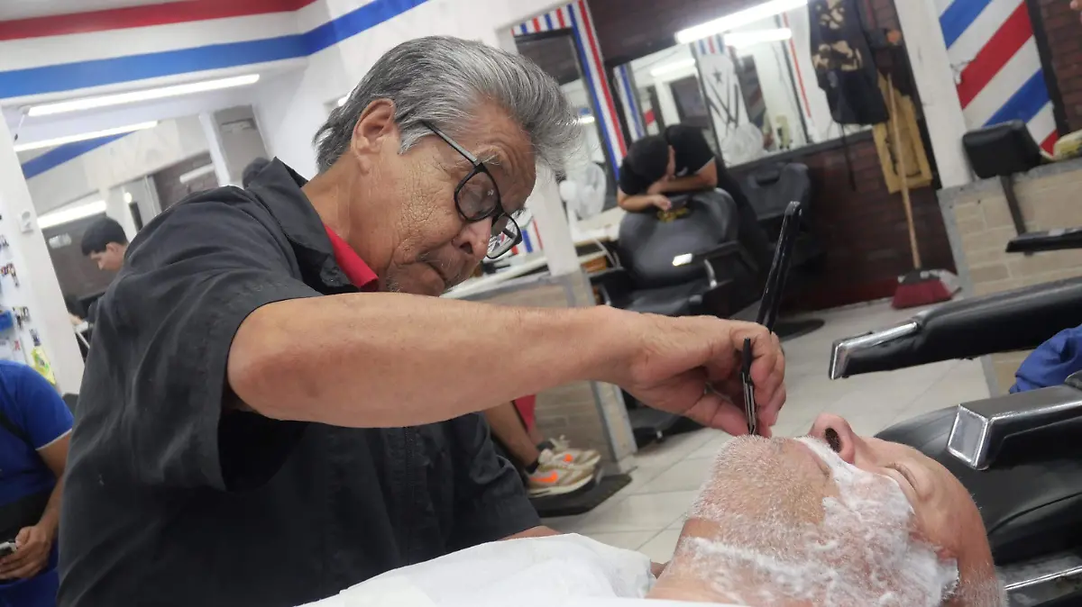 Peluquero Elías con más de 50 años en San Luis (2)