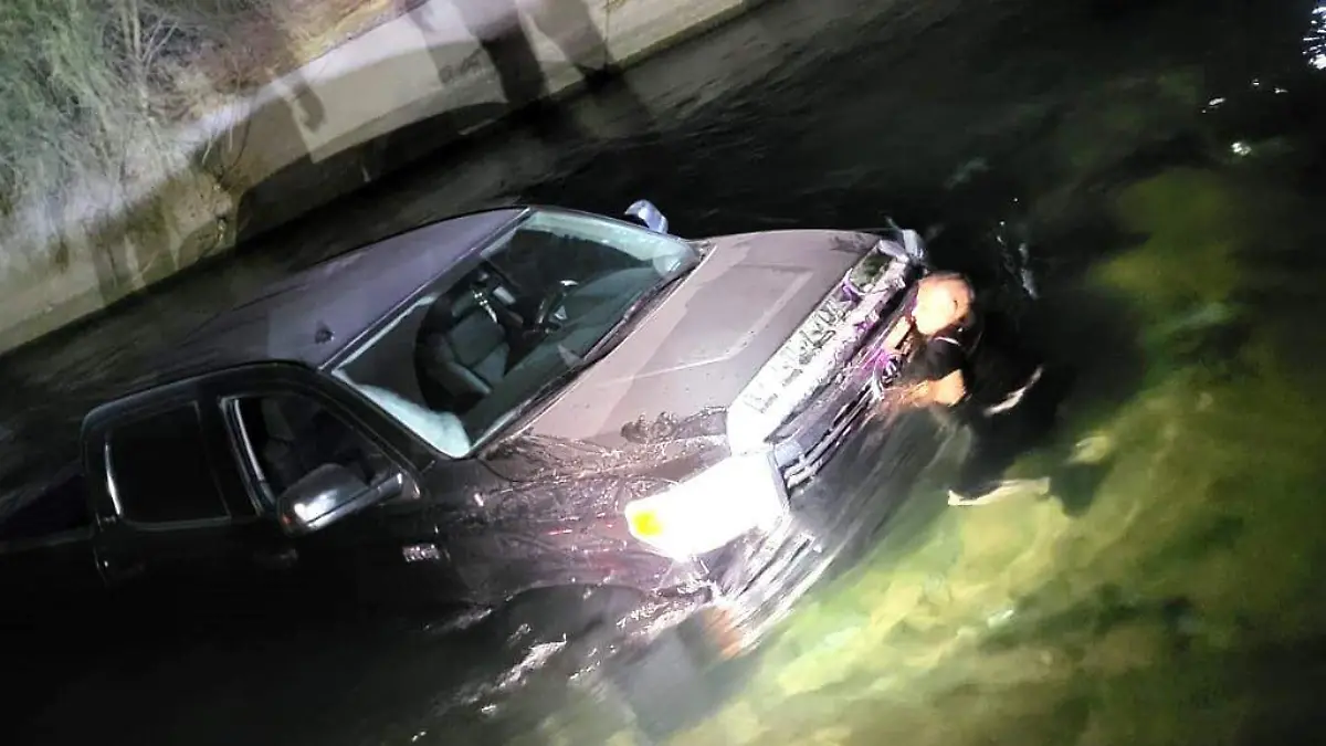 cae  vehiculo al canal