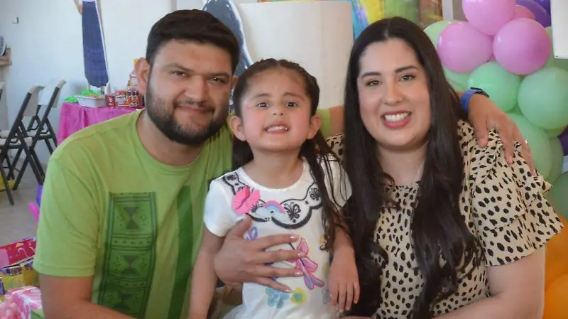 Festejan a Sara Garza Adame en su cumpleaños