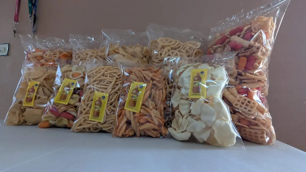 Selene y Joan venden papas estilo Edomex