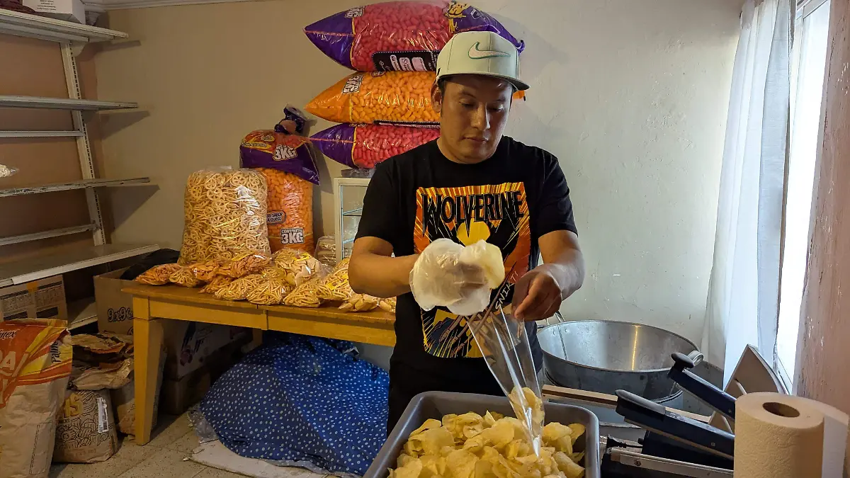 Selene y Joan venden papas estilo Edomex