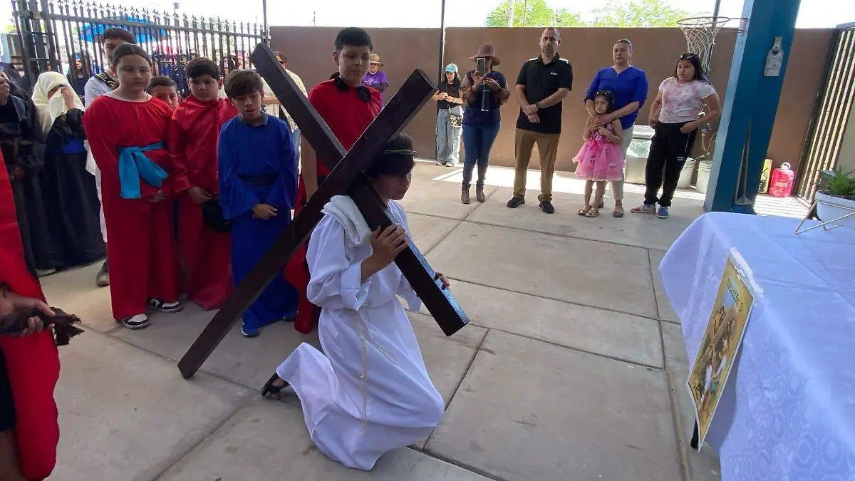 Participan católicos sanluisinos en viacrucis viviente
