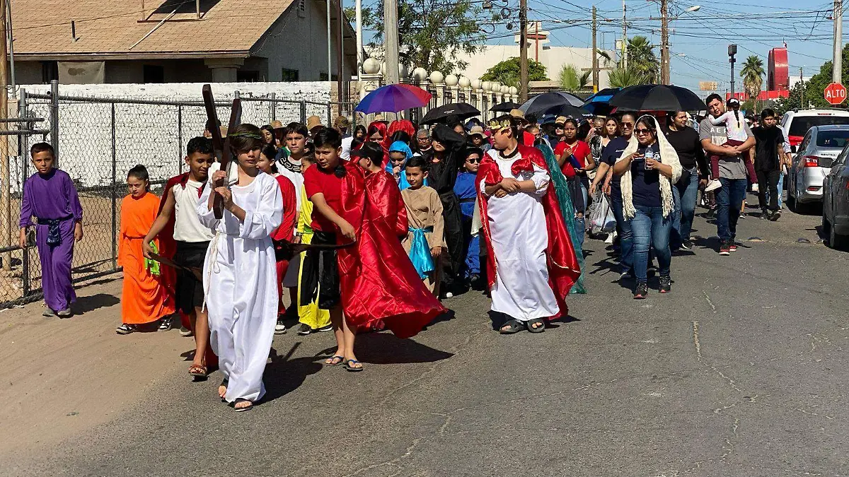 Participan católicos sanluisinos en viacrucis viviente
