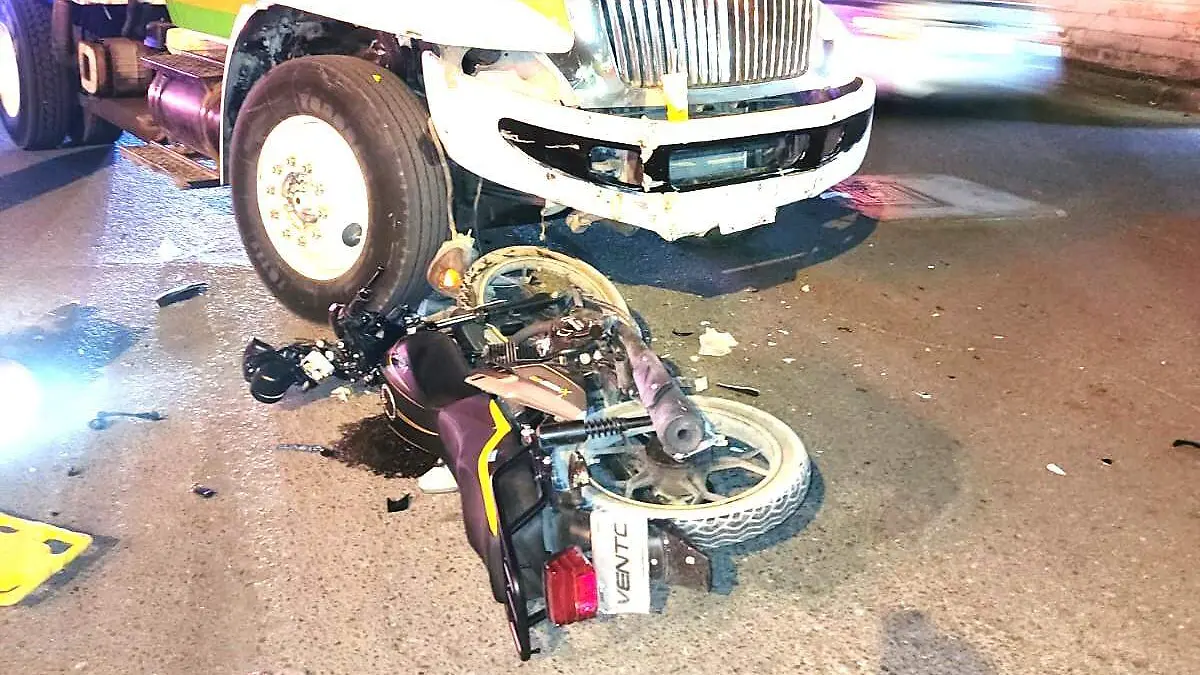 motociclista choca de frente