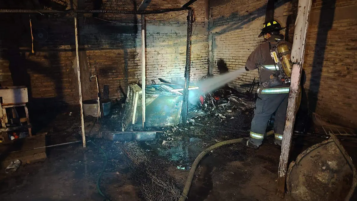 fuerte incendio combaten bomberos