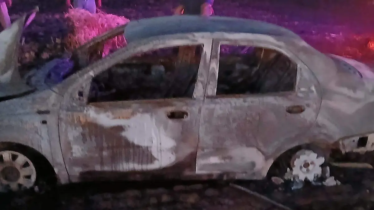 queman auto en el valle