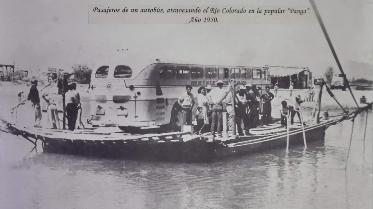 Foto antigua Río Colorado paso en panga