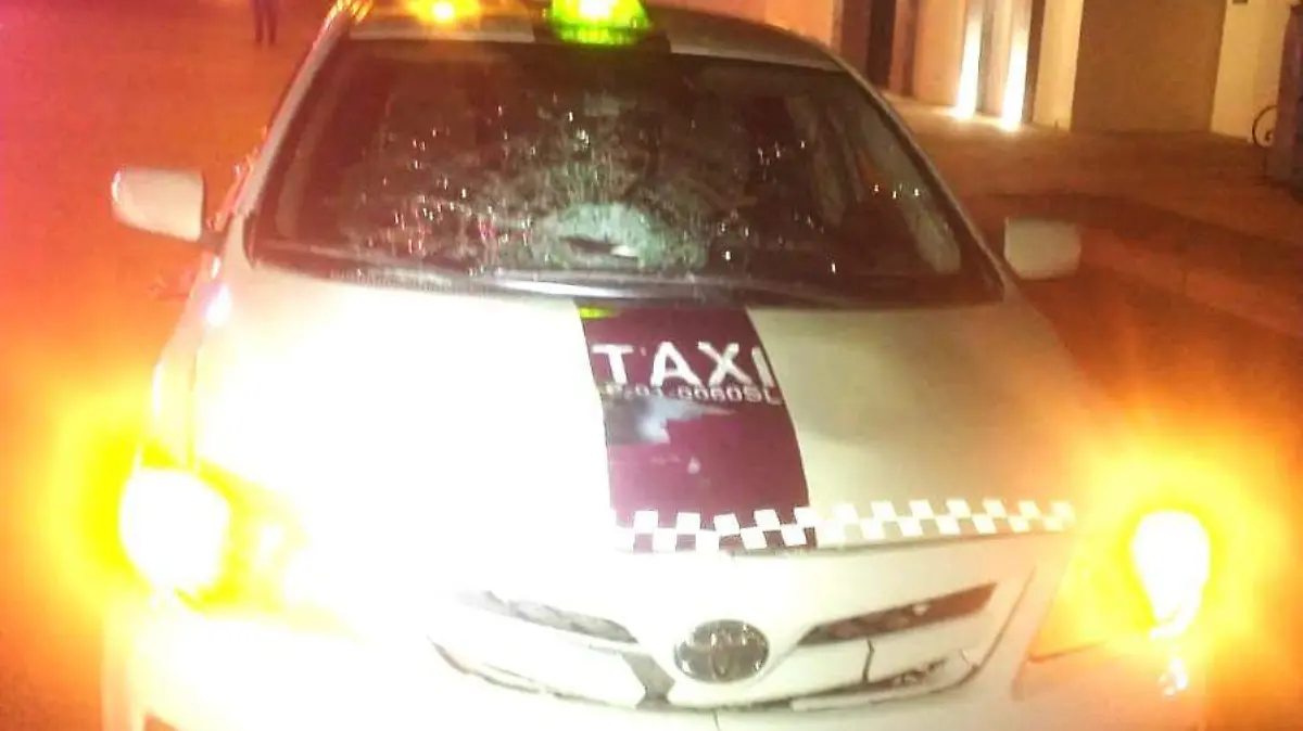 Taxi arrolla a un peatón