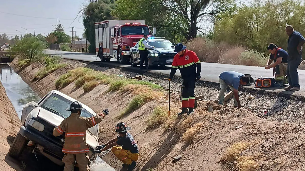 cae vehículo al canal