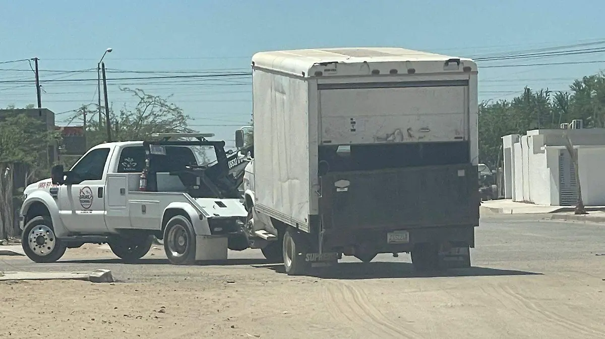 Aseguran vehículos en cateo