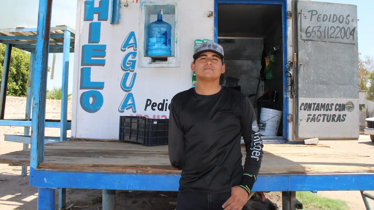 Alberto Leyva Ozuna venta de hielo en SLRC (1)