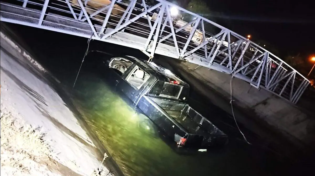 ABANDONAN VEHICULO EN EL CANAL