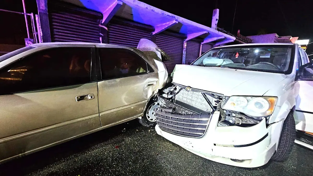 choca auto estacionado