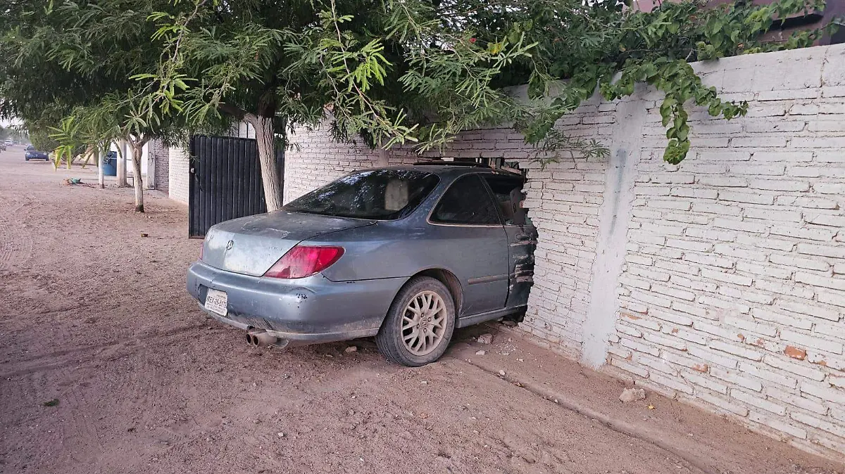 Detiene barda auto que iba contra casa