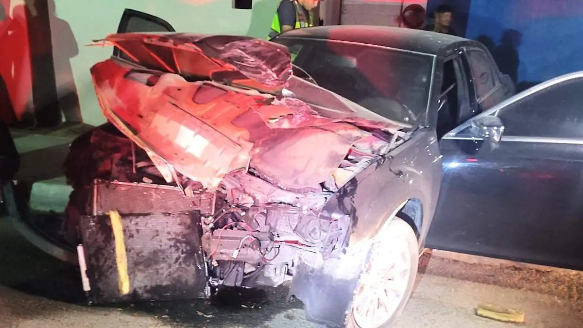 Destroza su auto al chocar barda
