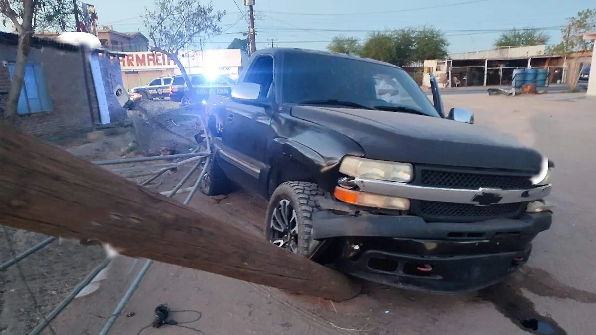 se estrella contra auto y objetos fijos