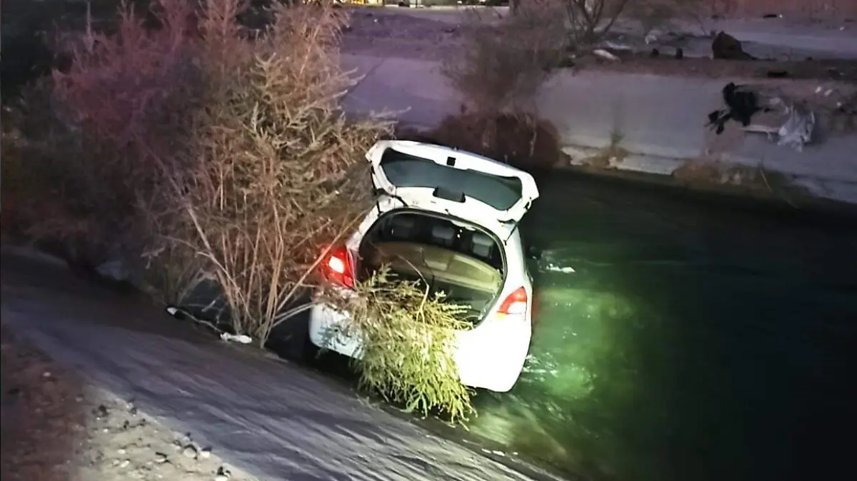 abandonan auto en el canal