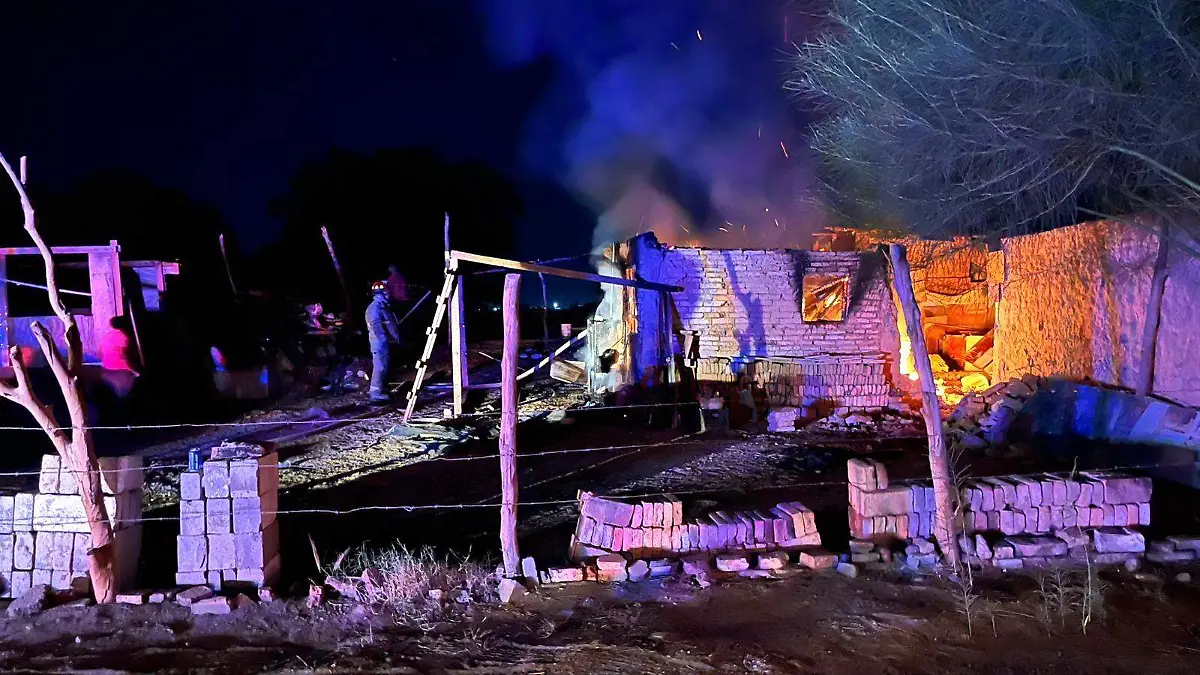 INCENDIO ACABA  CON VIVIENDA