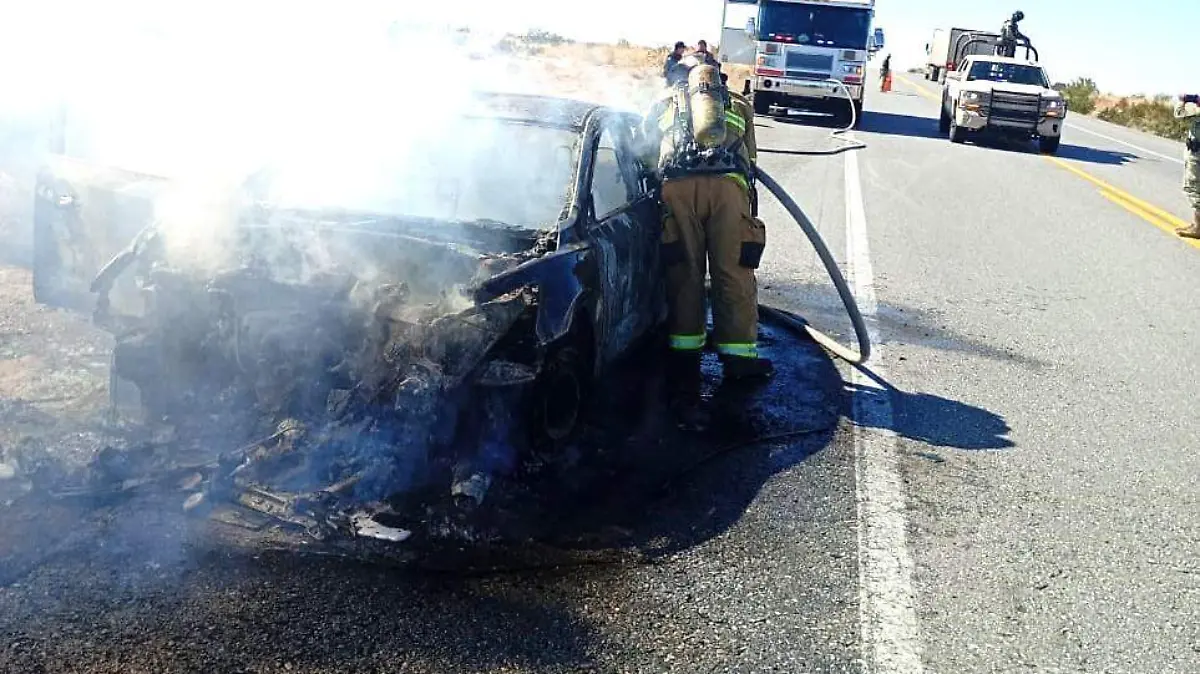 se incendia auto carretera a Sonoyta