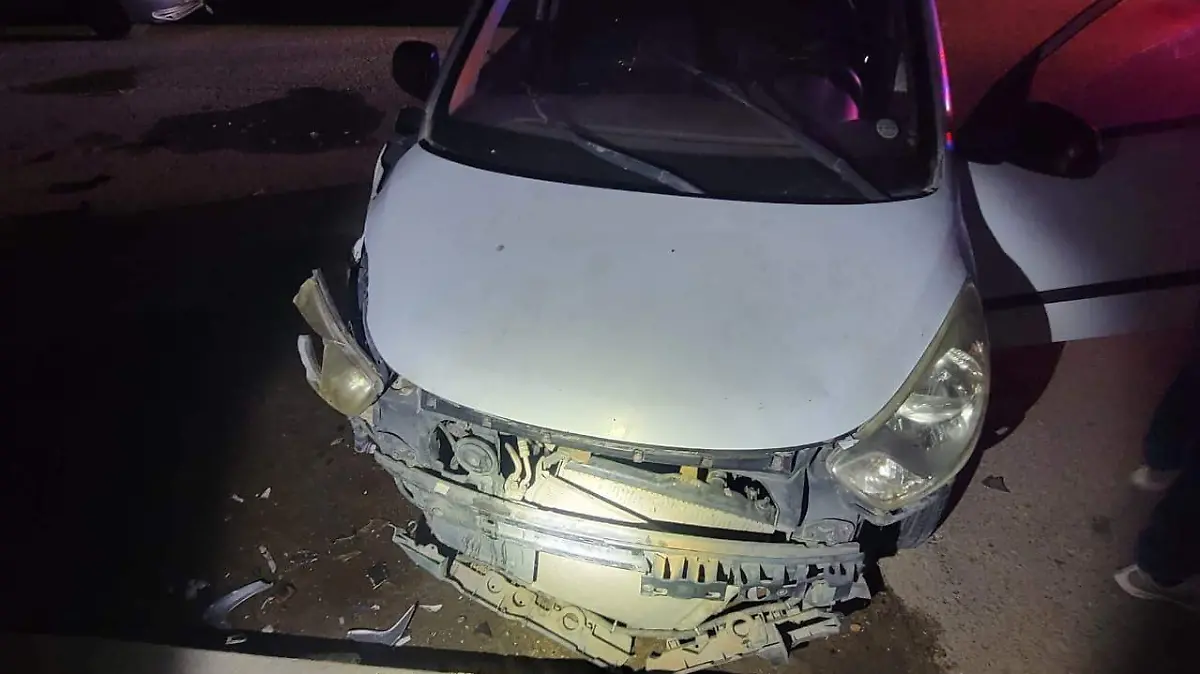 Choca cuatro autos y huye