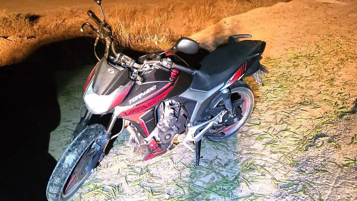 motociclista lesionado al caer por carretera a Riito