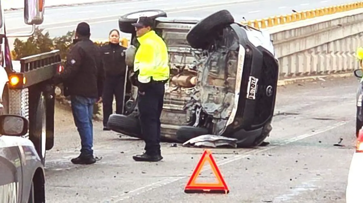 vuelca tras chocar en el puente