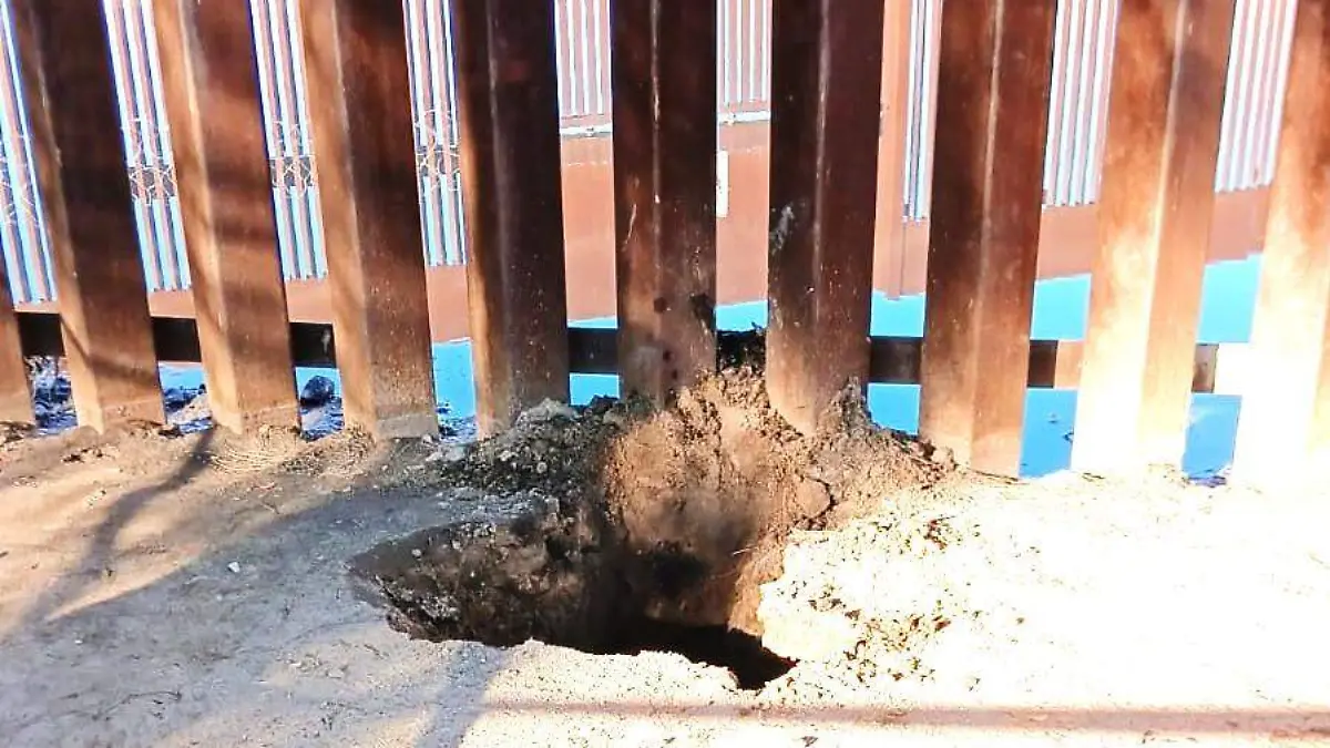 socavón junto al muro de EU