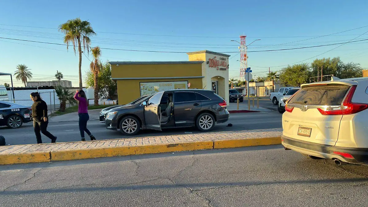 Arrolla auto a un adulto mayor