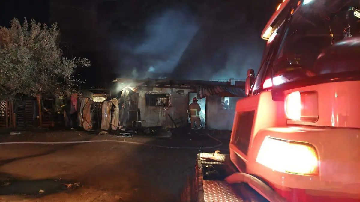 Fuerte incendio acaba con vivienda