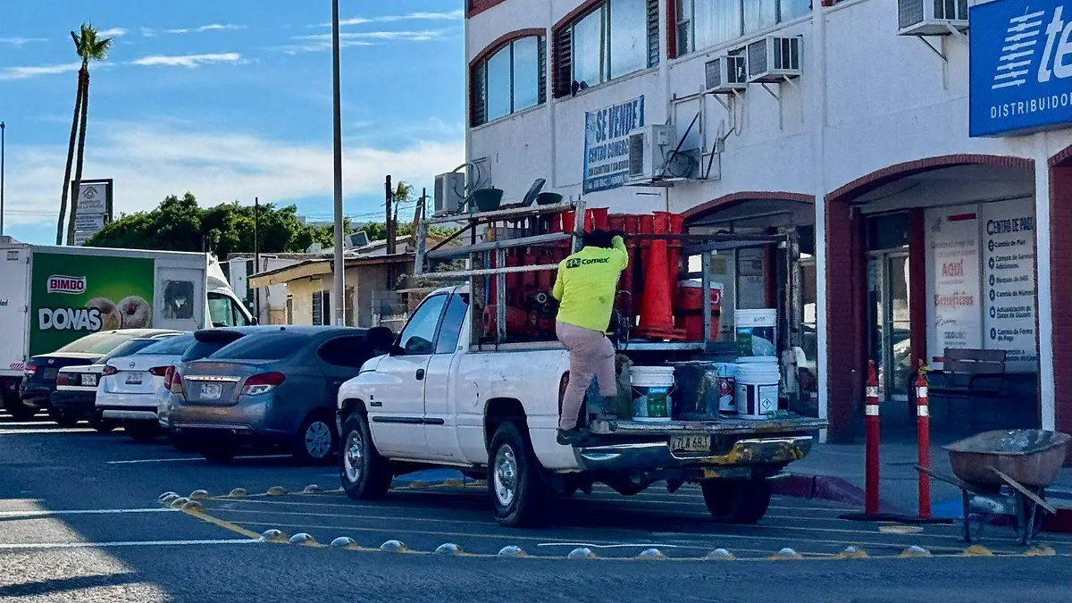 Infraccionan vehículos mal estacionados